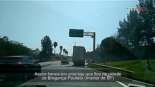 Casada Safada se exibindo para o vendedor em uma loja de calç_ados, filmada pelo corno - Marido da Cristina