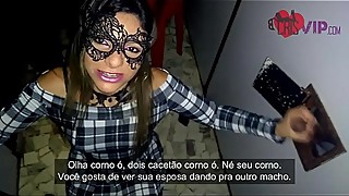 Cristina Almeida convida alguns fã_s desconhecidos para participar do Gloryhole 4 na cabine do cinema cine kratos no centro de sã_o paulo, ela xinga muito o seu marido corno enquanto ele filma ela tomando leitinho